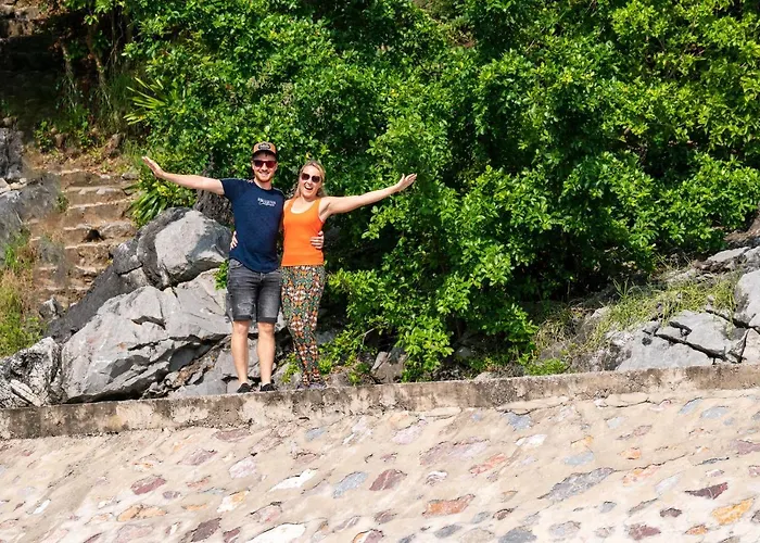Swan Cruises - Off-the-beaten-path Route 4* Hạ Long