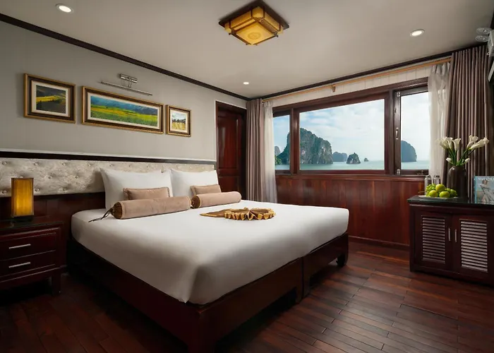 Swan Cruises - Off-the-beaten-path Route 4* Hạ Long