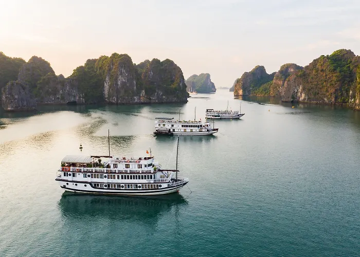 Swan Cruises - Off-the-beaten-path Route 4* Hạ Long