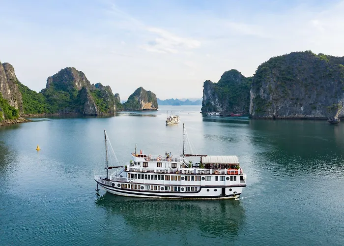 Swan Cruises - Off-the-beaten-path Route  下龍