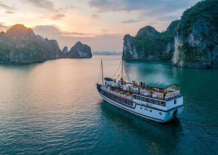 Swan Cruises - Off-the-beaten-path Route 4* Hạ Long